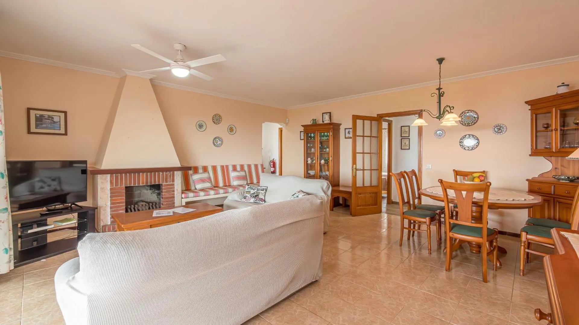 Villa Sur Binisafua 度假居